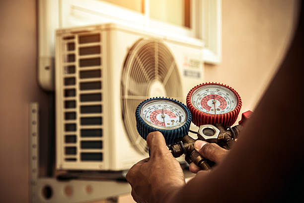 Professional Hvac technician working in Oldsmar, FL